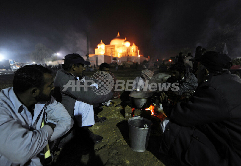 ブット氏暗殺から1年、追悼式典に数万人 パキスタン