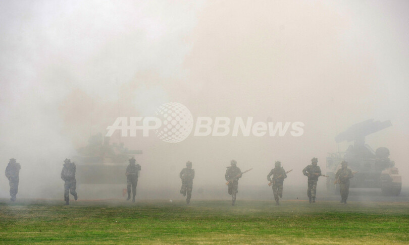 インド軍の軍事パレード、アクロバットも披露