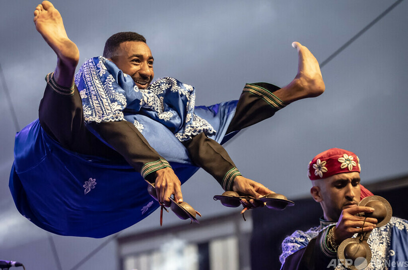 【今日の1枚】開脚ジャンプで演奏、グナワ音楽 モロッコ