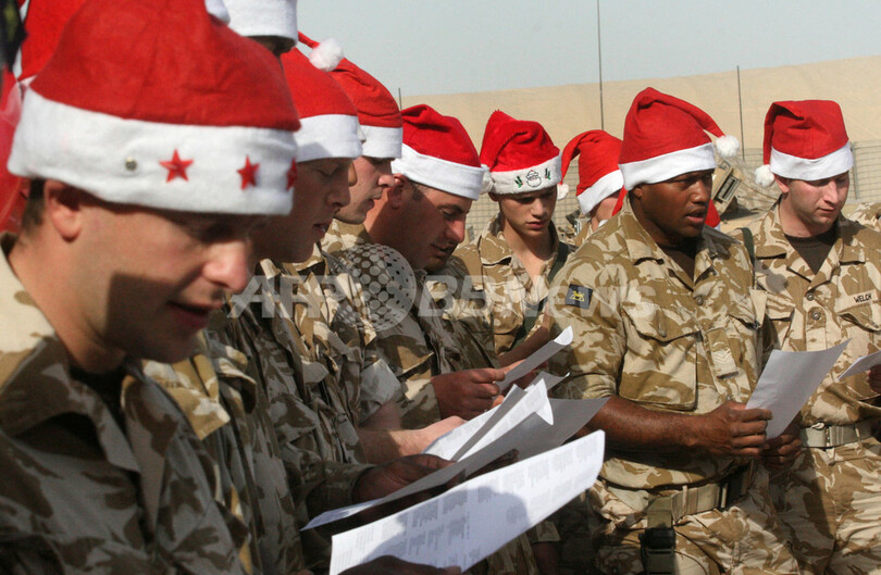 「迷彩にサンタ帽」クリスマス祝う駐イラク英軍、裸芸もあり？