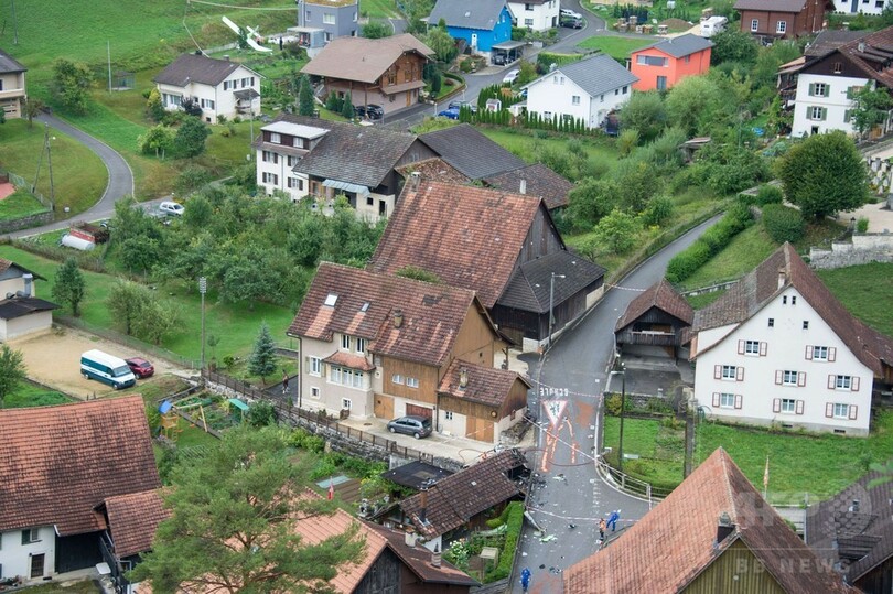 スイス航空ショーで空中衝突、操縦士1人死亡