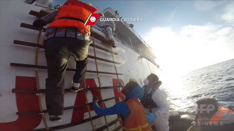 難民船転覆で9人死亡、3日間で5600人救助 イタリア沖