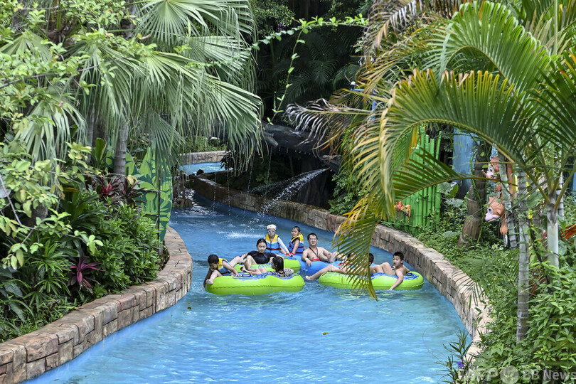 噴水遊びや水上マージャン 酷暑を乗り越える中国の市民