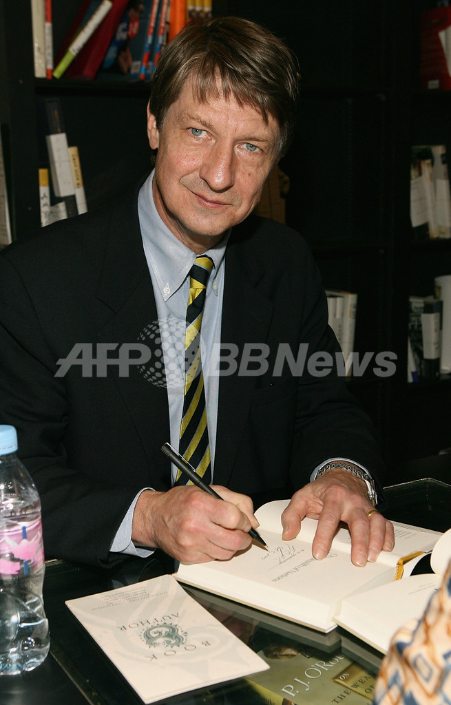 P・J・オローク 新書出版を記念しサイン会開催 - 米国