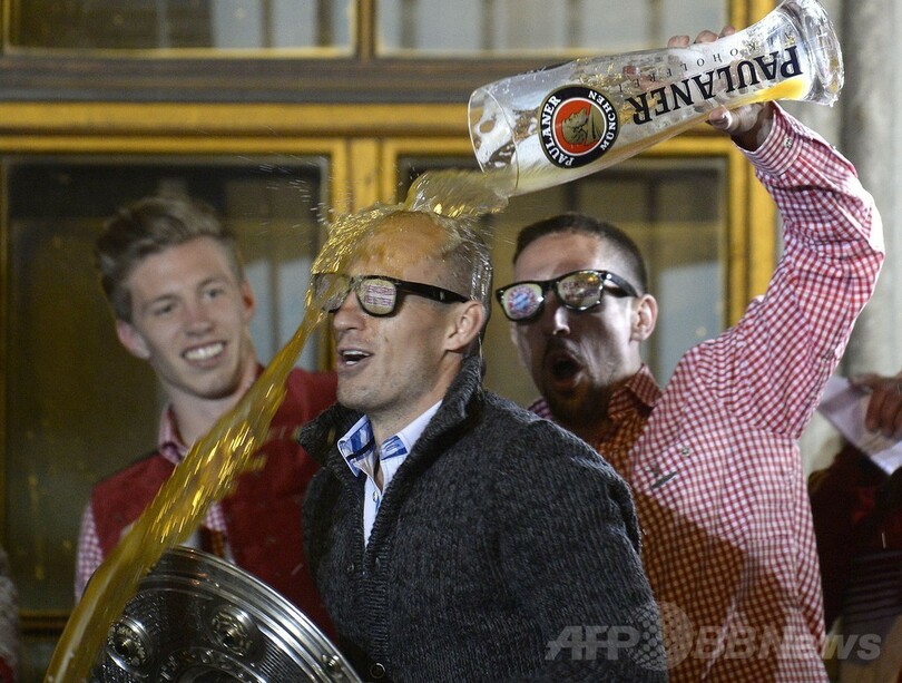 バイエルンがサポーターに優勝報告、パレードも