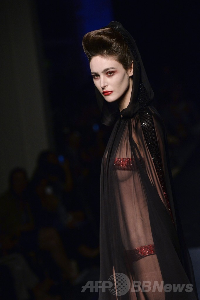 「ひげ面の女装歌手」も登場、J.P.ゴルチエ14/15年秋冬オートクチュール