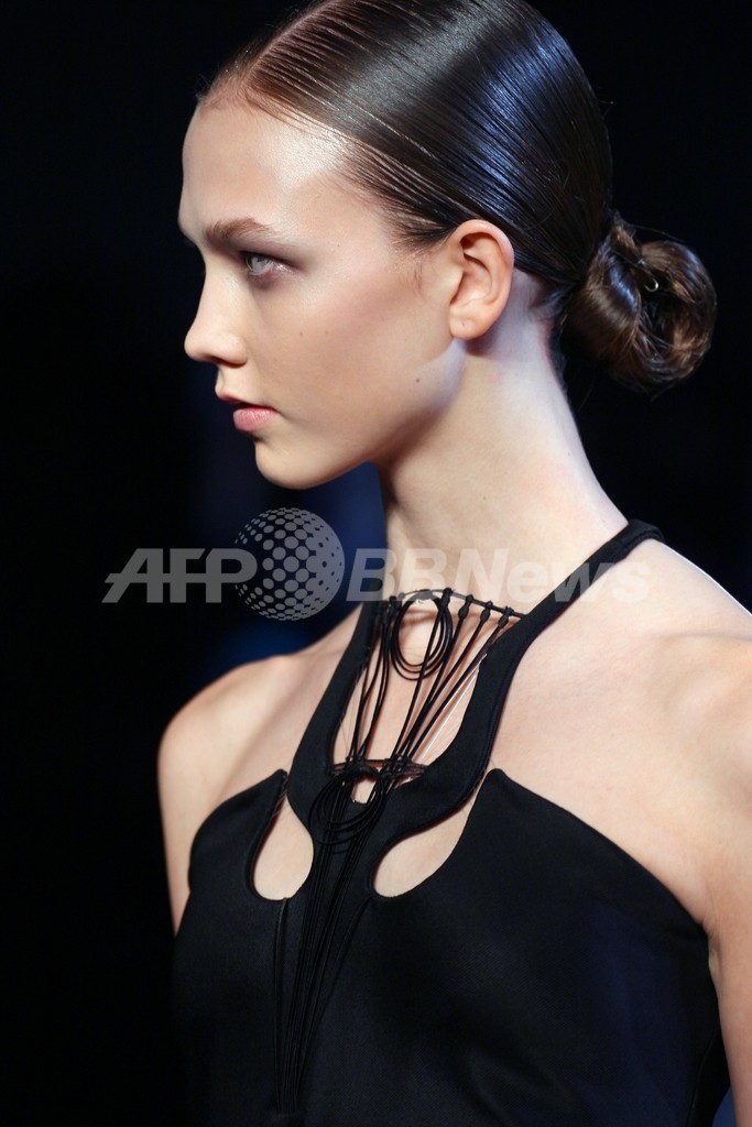 ＜08/09年秋冬パリ・コレクション：モデル＞カーリー・クロス