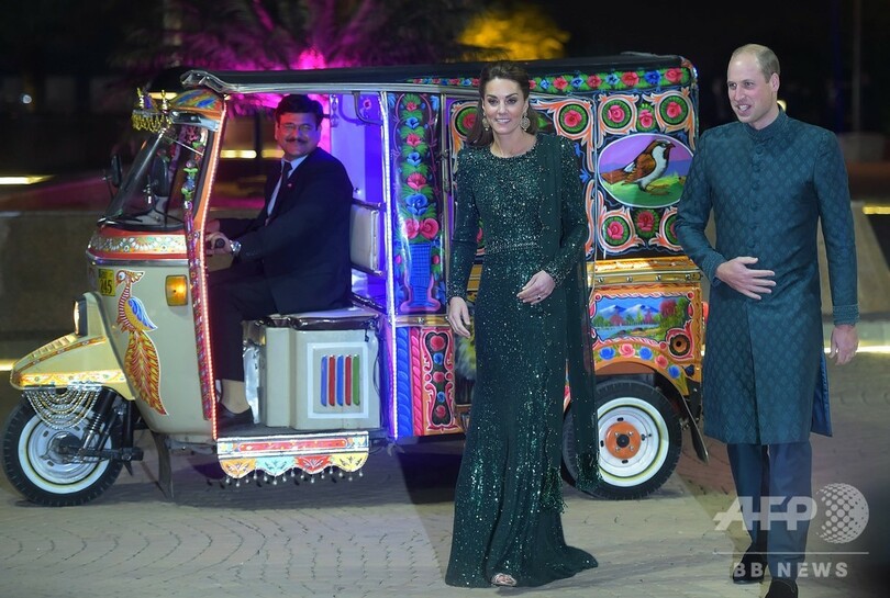 パキスタン訪問中のウィリアム英王子夫妻、カーン首相と笑顔で会談