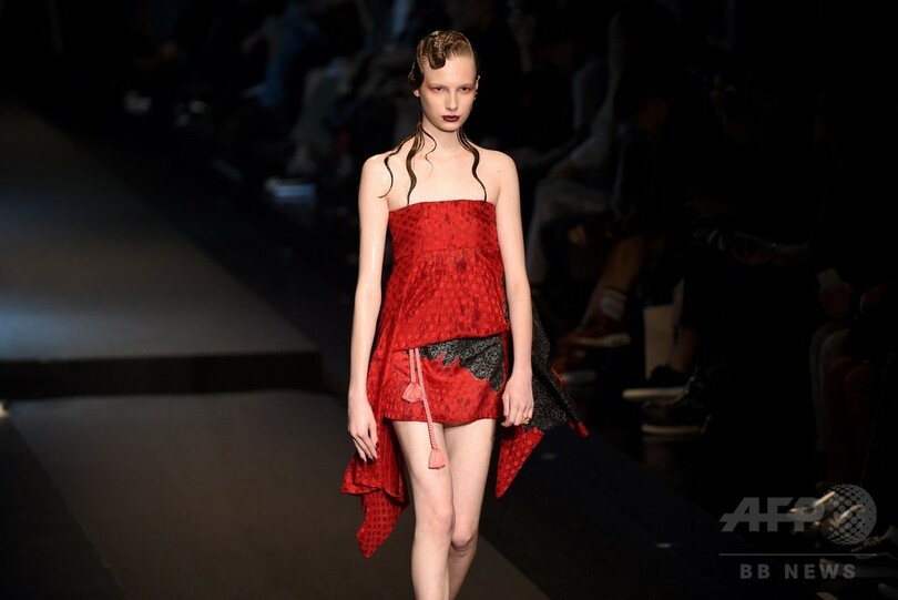 「ヨシキモノ」17年春夏、ずぶ濡れの着物で観客を魅了