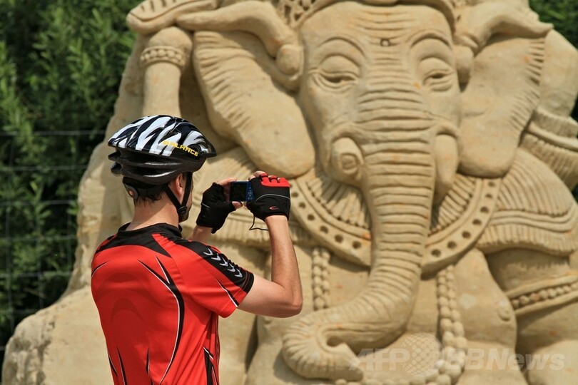 モーセ像もガネーシャも登場、チェコで砂像イベント