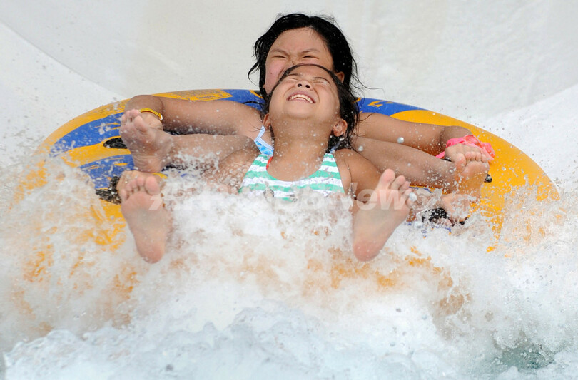 夏本番、「としまえん」のプールも大盛況