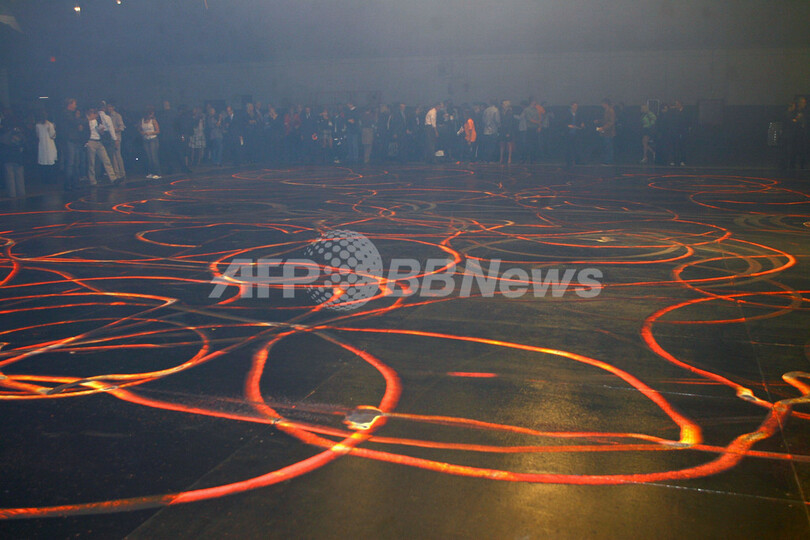 アーロン・ヤング「Greeting Card」展にトム・フォードら登場