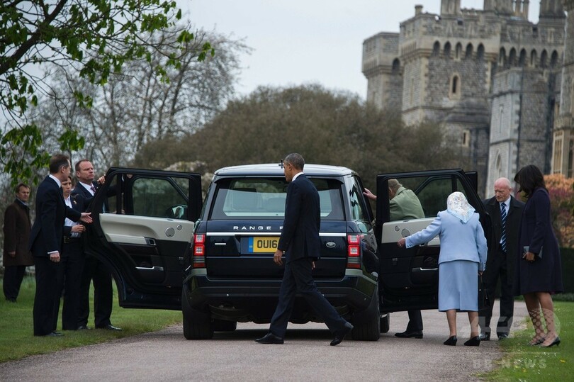 英フィリップ殿下が運転、女王とオバマ米大統領夫妻を出迎え