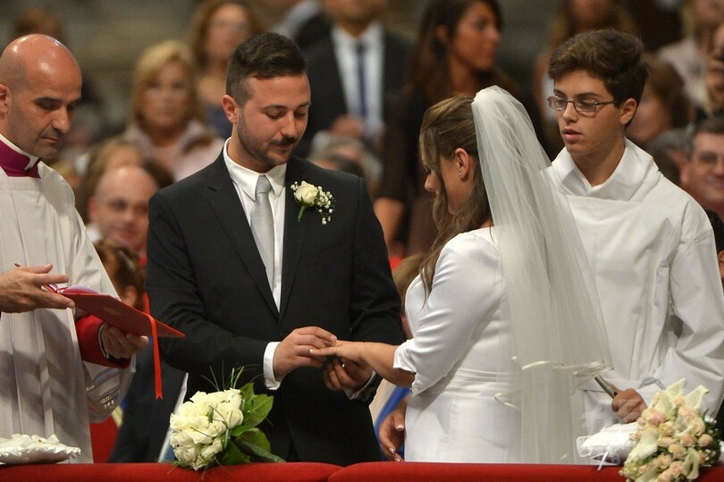 ローマ法王、同居カップルなど20組の結婚式を主宰