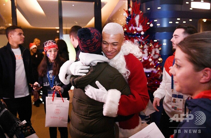 エムバペがサンタクロースに変身、子どもたちにクリスマスプレゼント