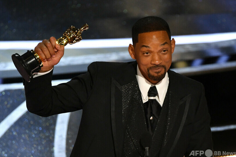 ウィル・スミスさん、平手打ちしたコメディアンに謝罪