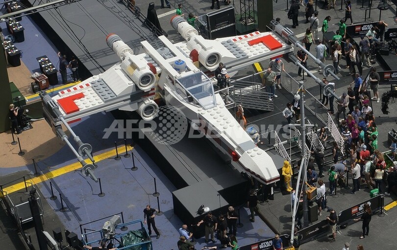 「スター・ウォーズ」戦闘機の巨大レゴ、NYに出現