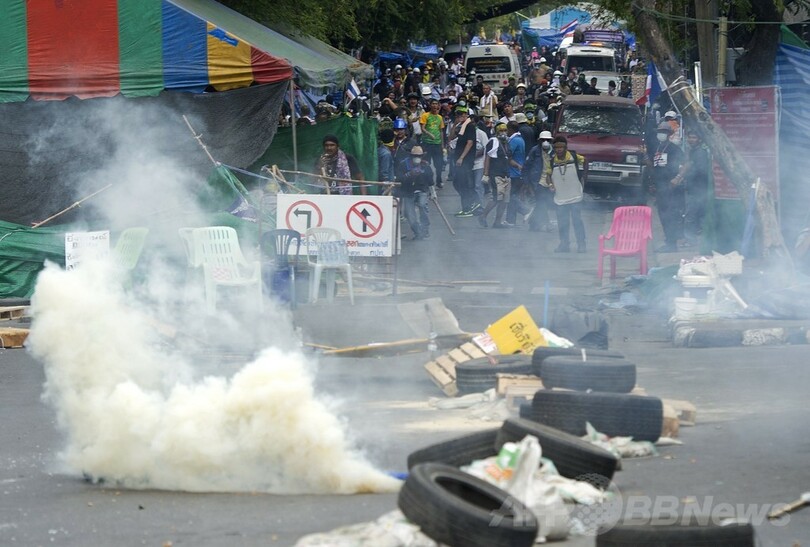 デモ開始後最多の逮捕者、警官1人撃たれ死亡 タイ