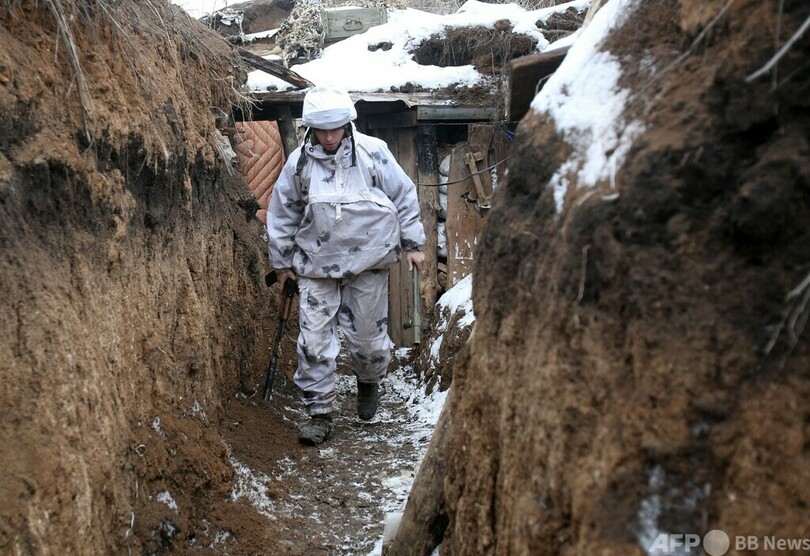 亡き友よ安らかに眠れ、前線に国旗の色の花束 ウクライナ