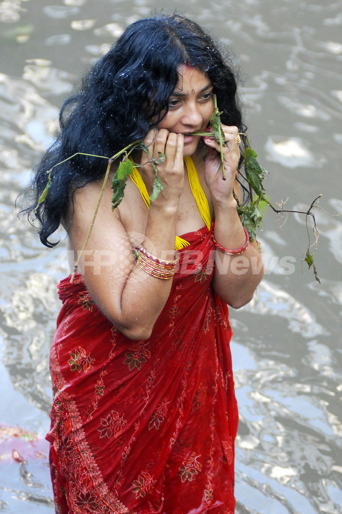 ヒンズー教の女性の祭日「リシ・パンチャミ」、川で祈りささげる信者ら