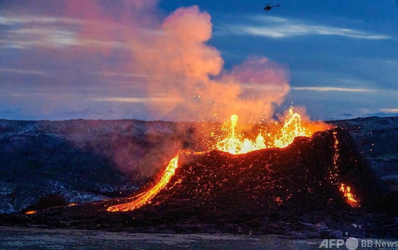 アイスランド噴火、新たな亀裂から第3の溶岩流