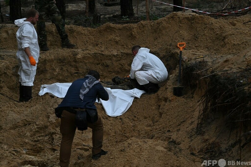 集団墓地に両手縛られた遺体 ウクライナ大統領、ロシアを非難