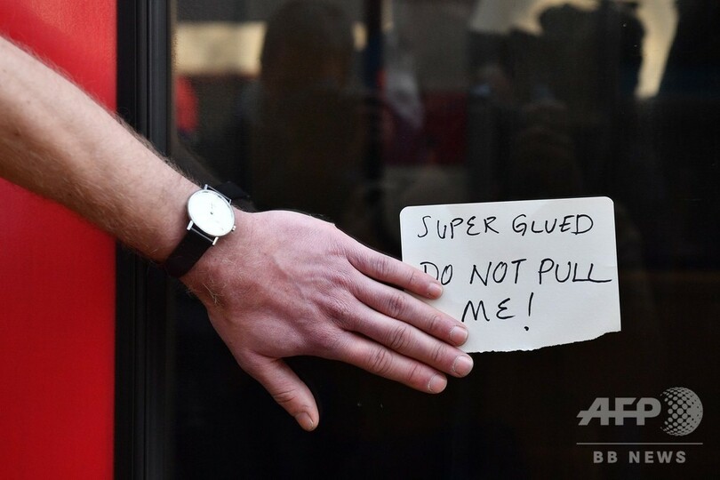 英ロンドン、気候変動の危険性訴えるデモで市内交通まひ 400人以上逮捕