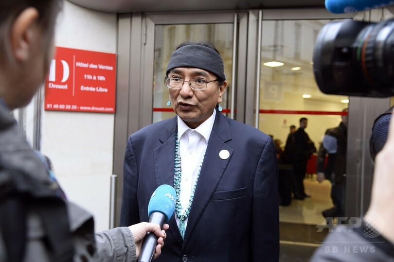 米先住民の神聖な面、反対押し切り競売に出品・落札 仏パリ