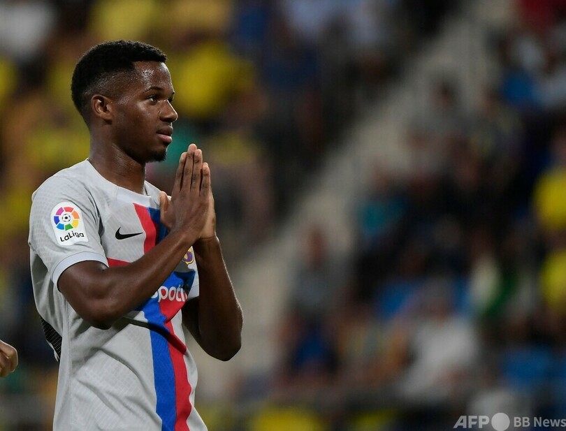 バルサがカディス下し暫定首位、急病人治療のため試合は一時中断