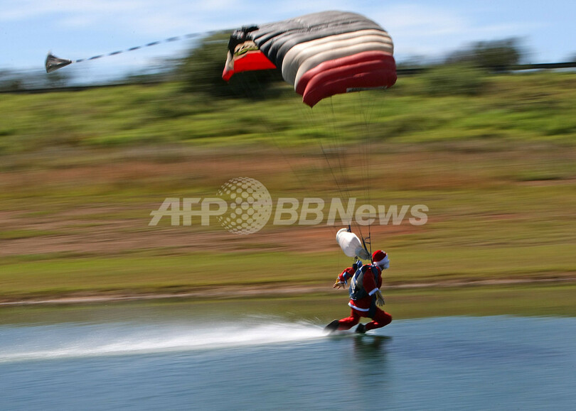 普通じゃ物足りない？オーストラリアでサンタのスカイダイビング