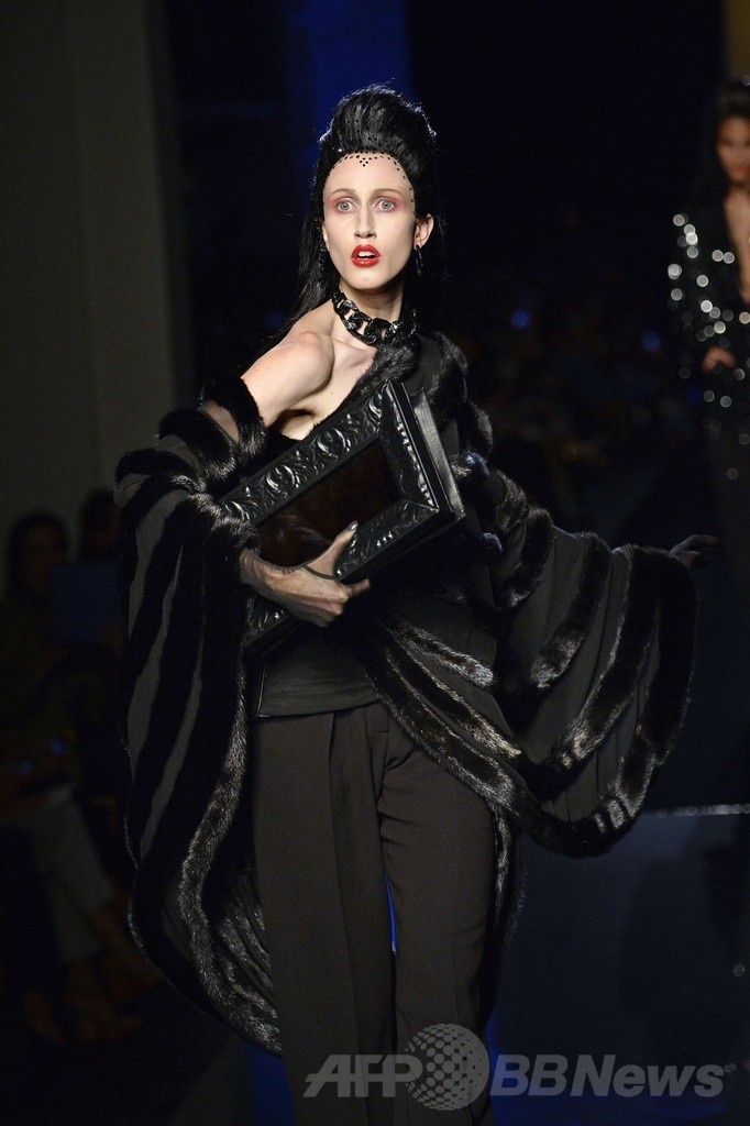 「ひげ面の女装歌手」も登場、J.P.ゴルチエ14/15年秋冬オートクチュール