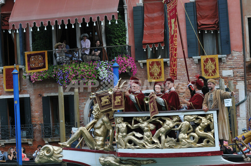 ベネチアで伝統のレガッタ、大運河を彩るゴンドラたち