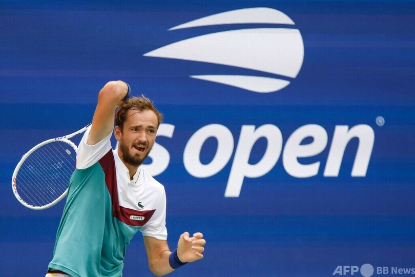 メドベージェフ、酷暑乗り越え全米OP4強 同胞ルブレフ下す