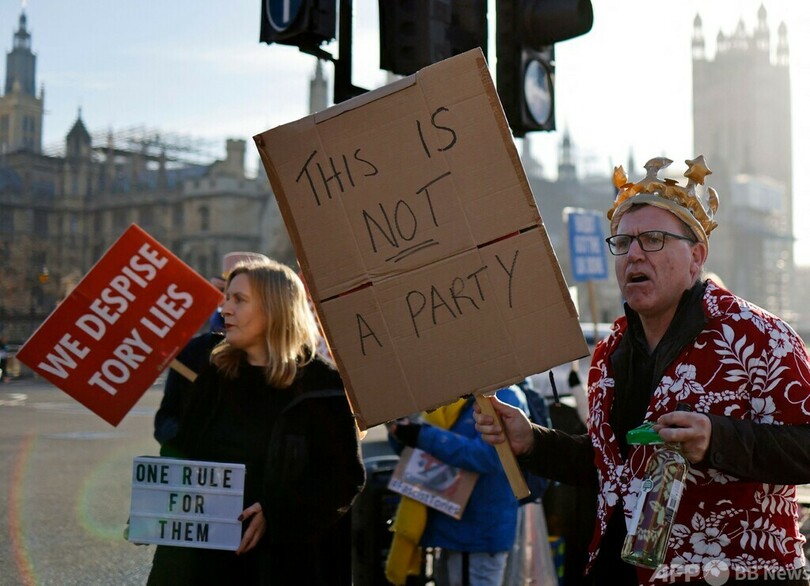 英首相、コロナ下のパーティー参加を謝罪 辞任要求の声高まる