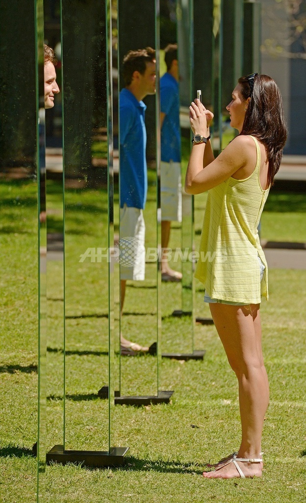 公園に「鏡の柱」81本、豪シドニー