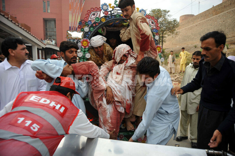 パキスタンのモスクに自爆攻撃、61人死亡