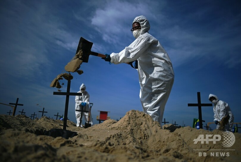 リオ名所ビーチに墓100基、ブラジル当局のコロナ対応を批判 死者4万人超す