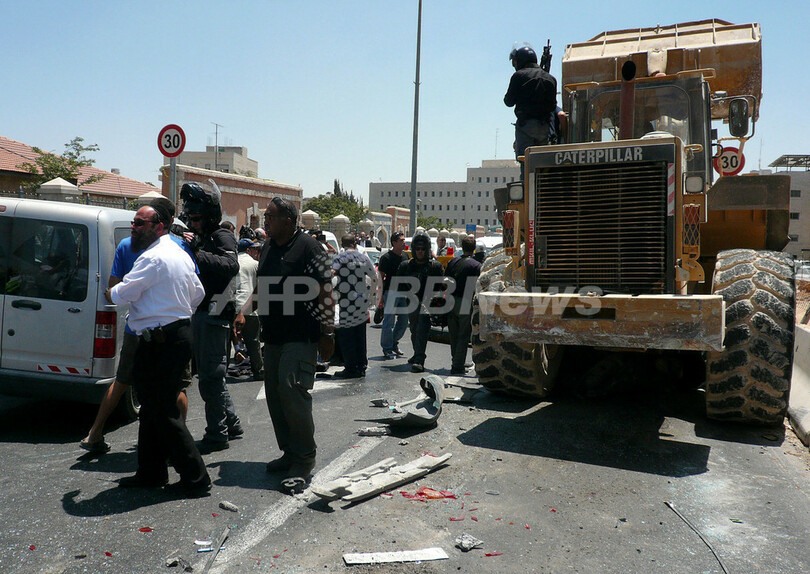 ブルドーザーがバスや乗用車に衝突、3人死亡 エルサレム