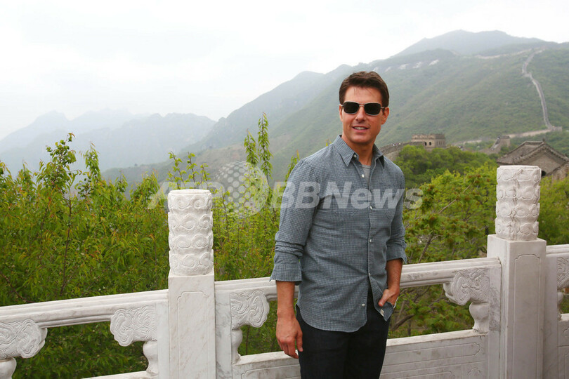 トム・クルーズ、万里の長城ではしゃぎ気味