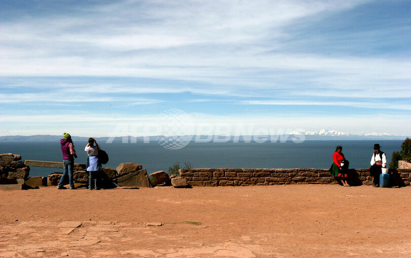 ペルーのチチカカ湖、浮島で暮らす人々の風景