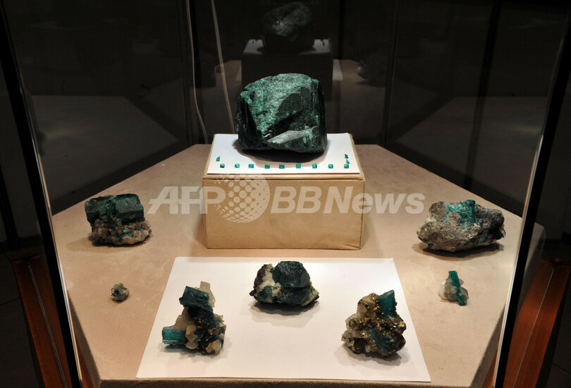 大きい！1万1000カラットのエメラルド原石