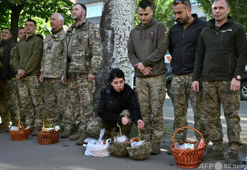 必要なのは「弾薬と神」 ウクライナ戦場の復活祭