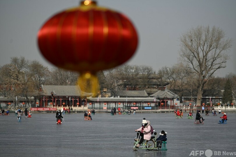 冬の楽しみ、凍った池の上で「犬ぞり」 中国・北京