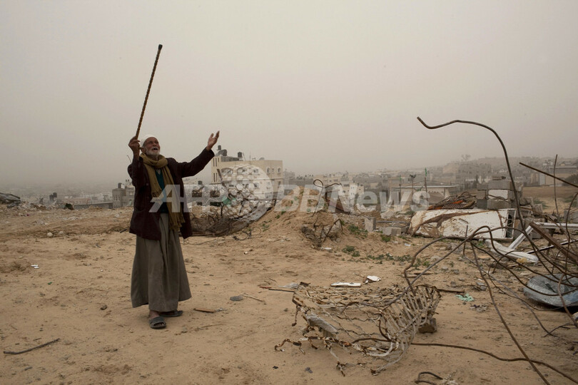 ガザ大規模空爆から1年、今もがれきに暮らす人びと