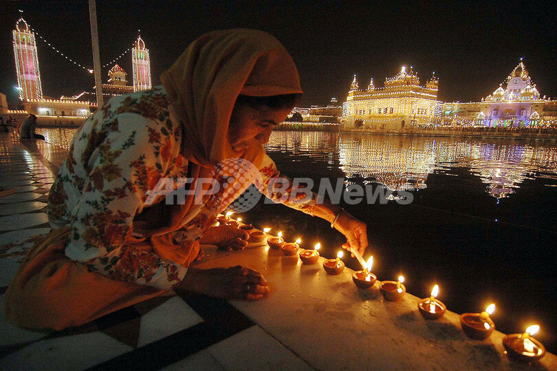 シーク教の祭り、黄金寺院がライトアップ