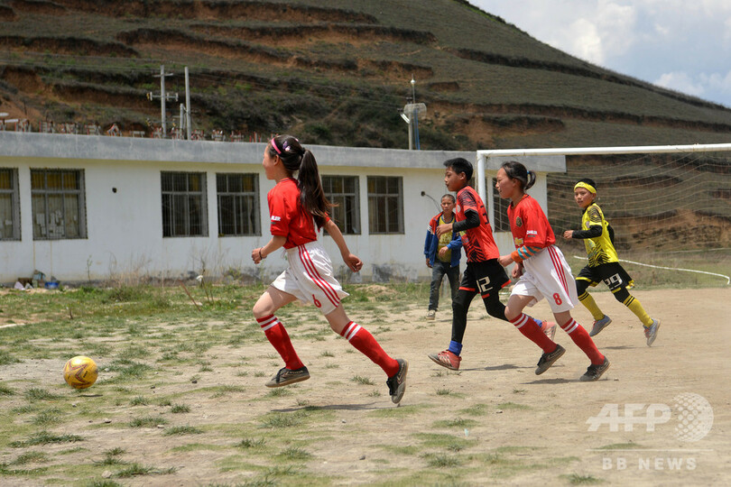 雲の上の小学校、サッカー少年たちの夢 中国・四川省