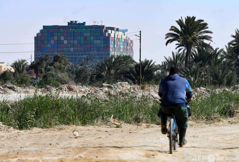 スエズ運河の座礁船、「正しい方向に80％」回頭 運河庁