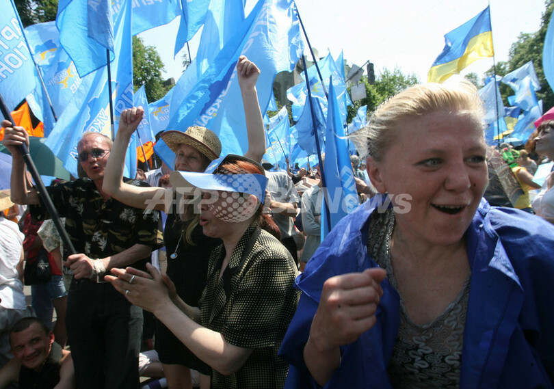 大統領支持派の治安部隊がキエフへ向かうなか、大統領と首相の会談が始まる