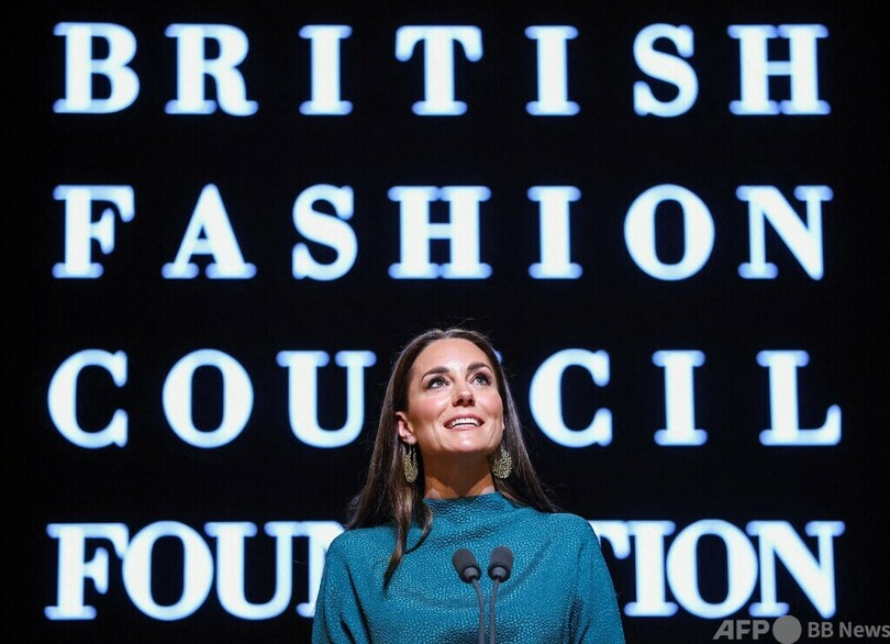 英キャサリン妃、若手デザイナー賞授賞式に出席