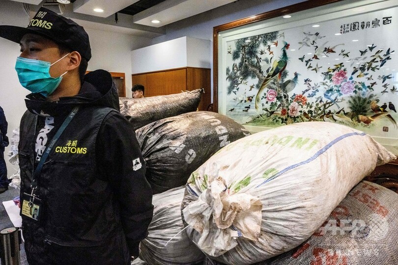 希少なセンザンコウのうろこと象牙押収、8.6億円相当 香港